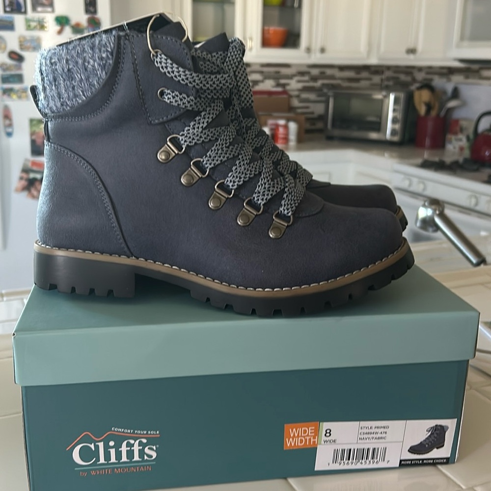 Blue winter hiking or casual boots. Size 8W. Never worn. BNWT in box